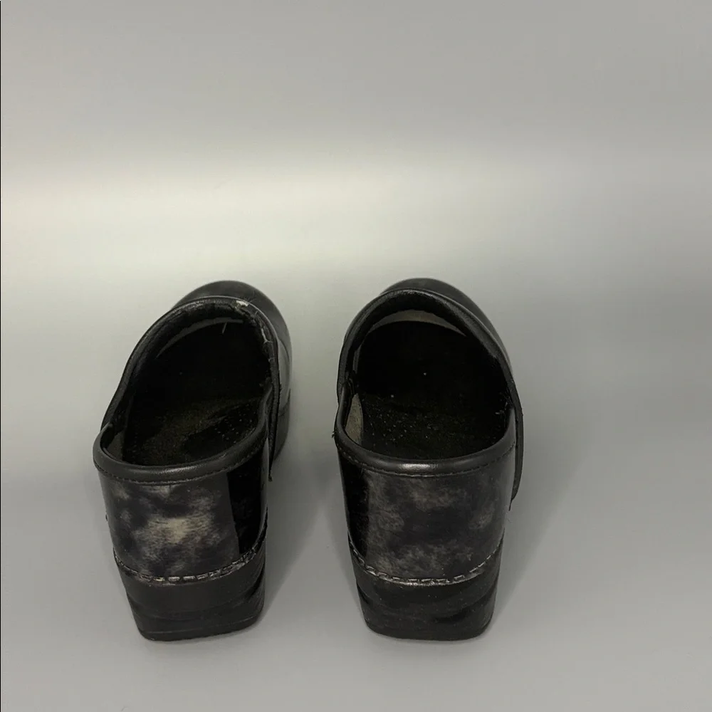 Dansko XP 2.0 Professional Pewter Marbled Patent Leather Clogs – Size 37‎